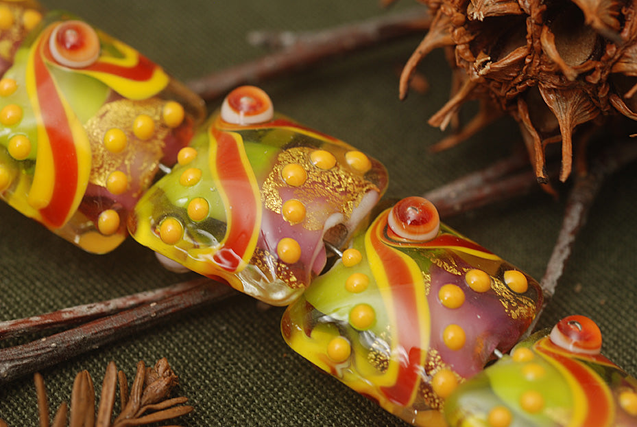 11007004 - Seven Carolina Parakeet Pillow Beads