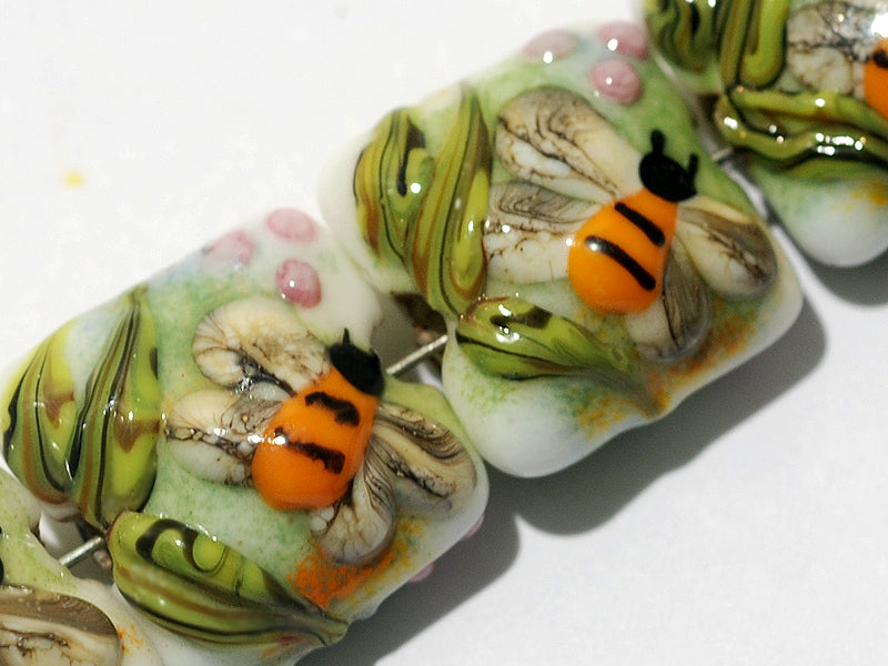 11007304 - Seven Bumble Bee Garden Pillow Beads