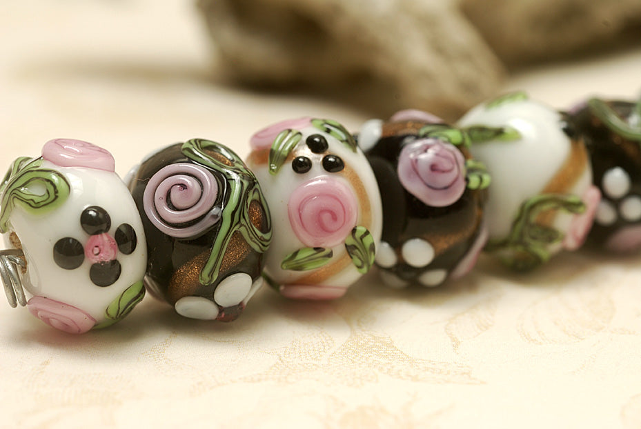 10107501 - Seven Black/White w/Flower & Leaf Rondelle Beads