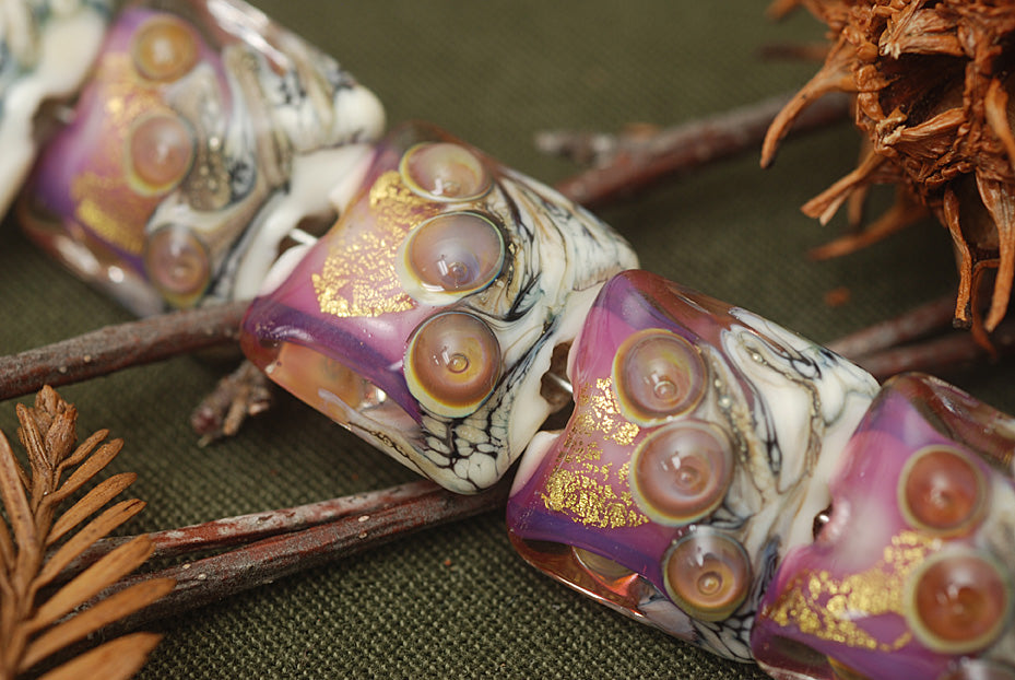 10108904 - Seven Cranberry Treasure Pillow Beads