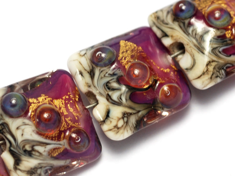10108904 - Seven Cranberry Treasure Pillow Beads