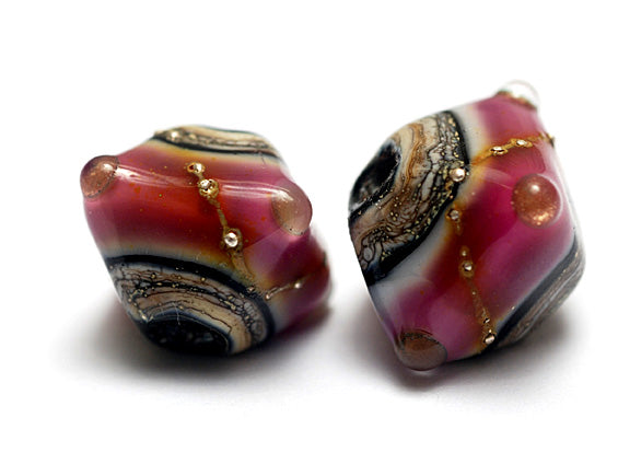 10109507 - Five Pink Petal Ridge Crystal  Shaped Beads