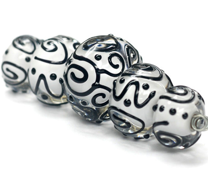 10202311 - Five Graduated Black & White Rondelle Beads