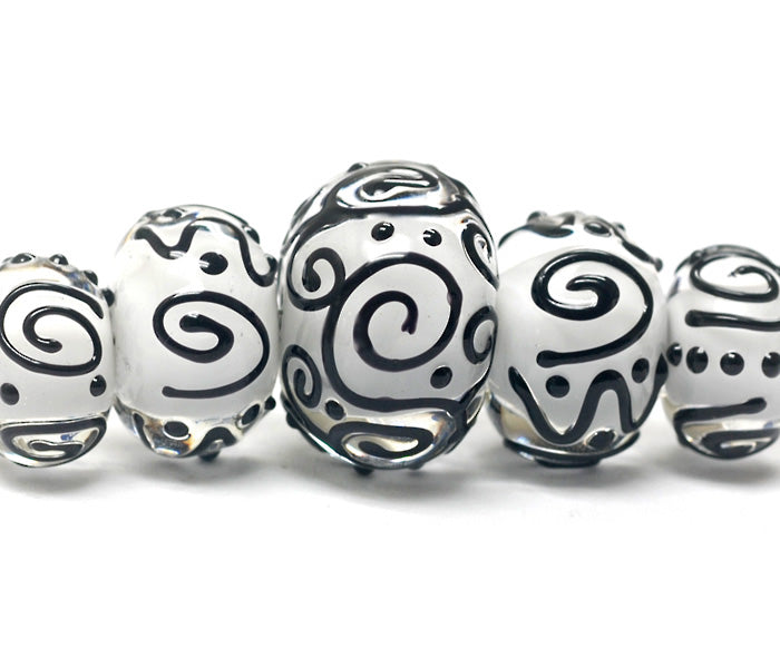 10202311 - Five Graduated Black & White Rondelle Beads