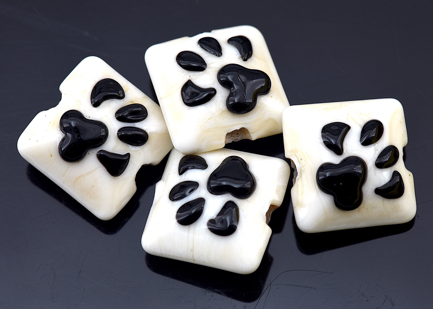 10306514 - Four Paw Print Pillow Beads