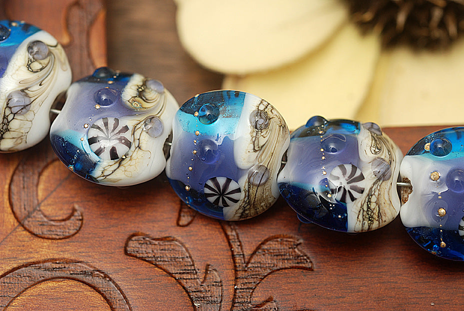 10407102 - Seven Transparent Blue Seashell Lentil Beads