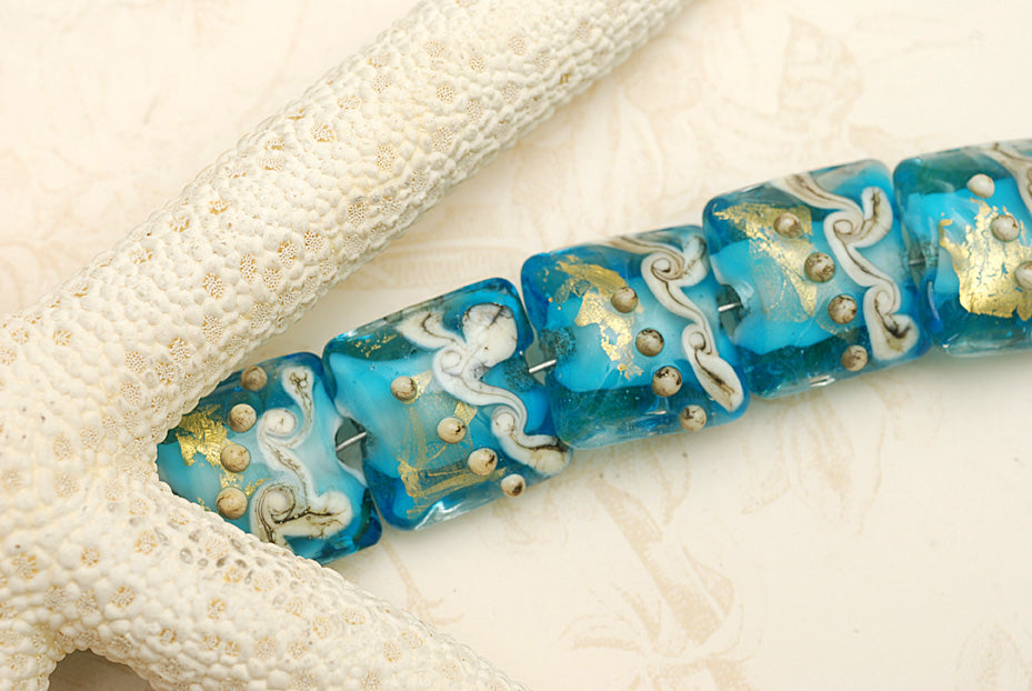 10409904 - Seven Aqua Treasure Pillow Beads