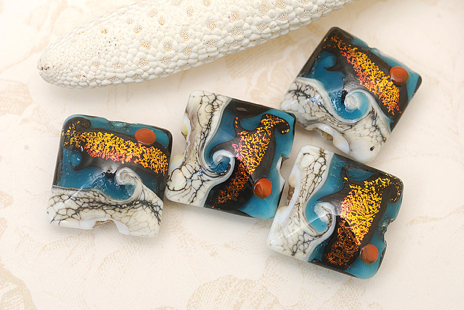 10411514 - Four Romantic Isle Waves Pillow Beads