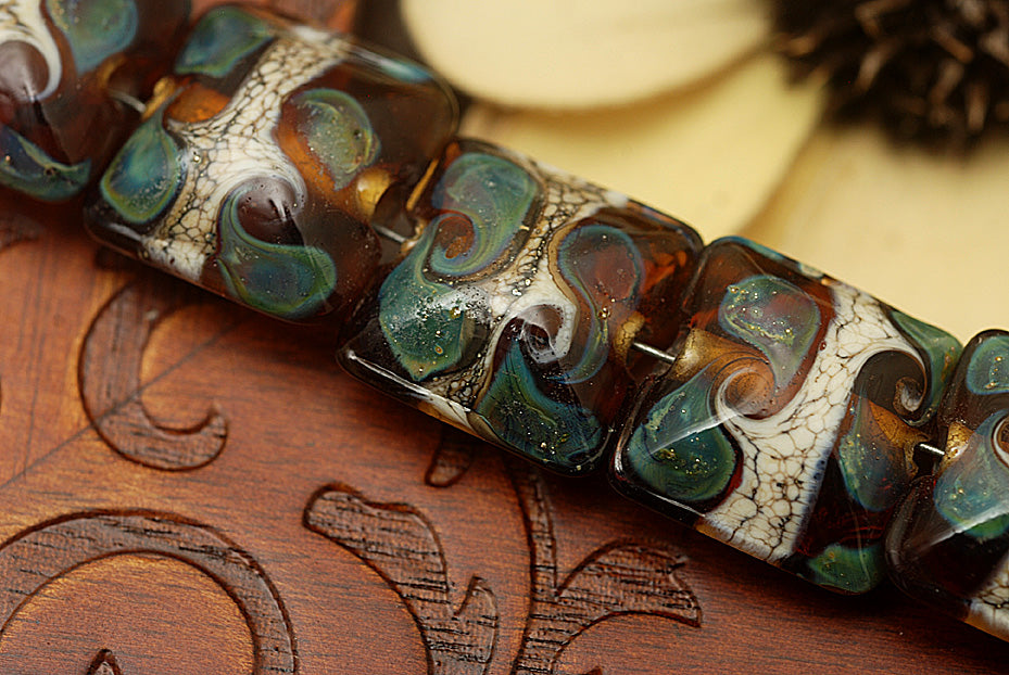 10503604 - Seven Green w/Super Ivory Pillow Beads
