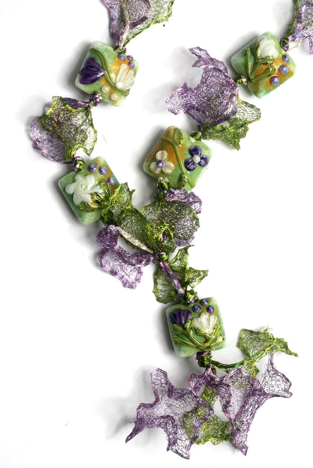 10504504 Necklace using White & Purple Flora Pillow Beads