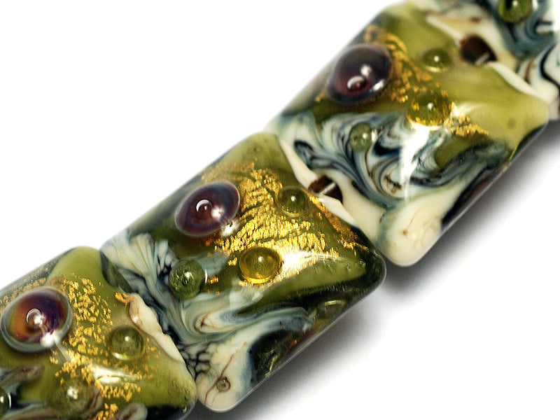 10505204 - Seven Emerald Treasure Pillow Beads