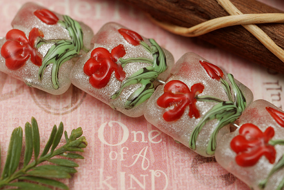 10706114 - Four Crimson Flower Pillow Beads