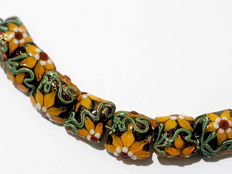 10801804 - Seven Goldie's Elegance Pillow Beads