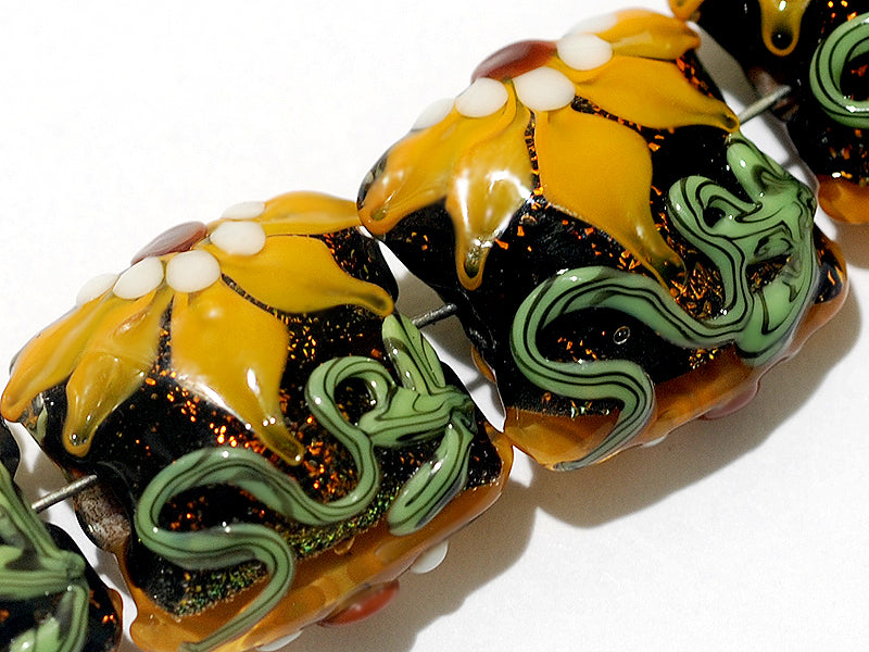 10801814 - Four Goldie's Elegance Pillow Beads