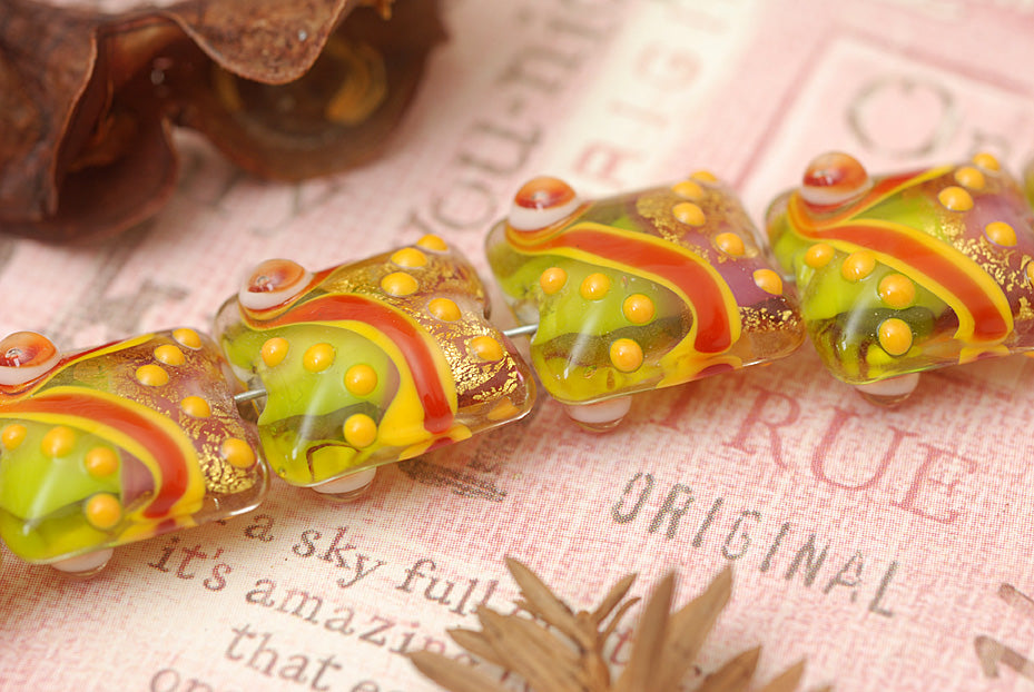 11007004 - Seven Carolina Parakeet Pillow Beads