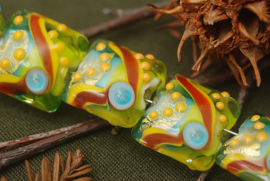 11007104 - Seven Amazon Parrot Pillow Beads