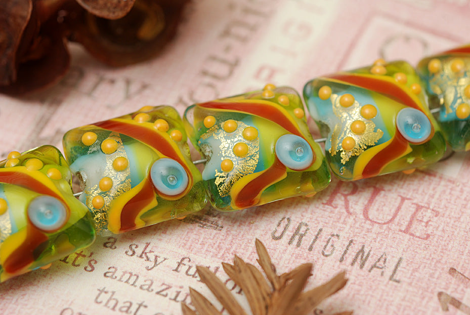 11007104 - Seven Amazon Parrot Pillow Beads