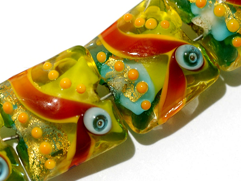 11007104 - Seven Amazon Parrot Pillow Beads