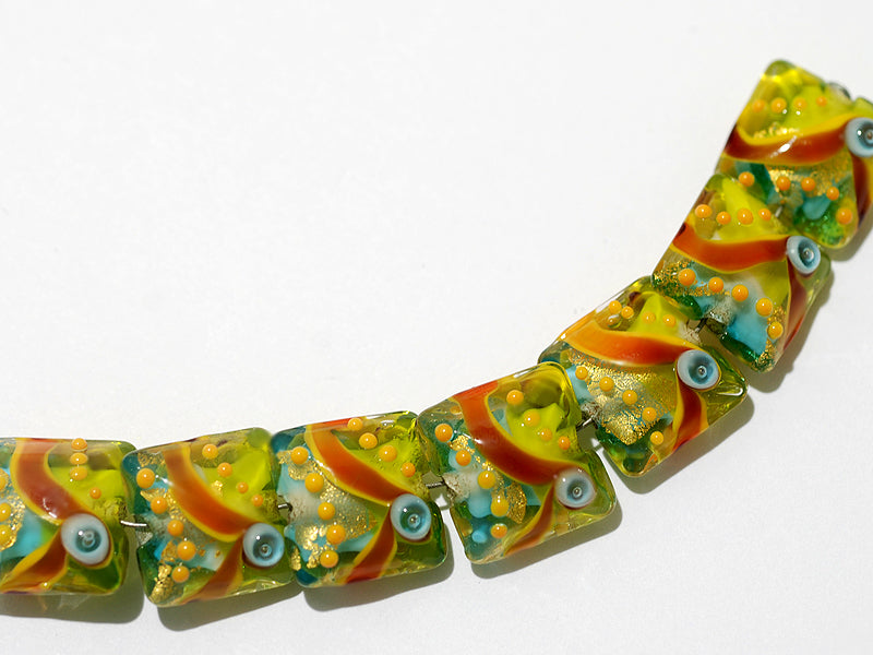 11007104 - Seven Amazon Parrot Pillow Beads