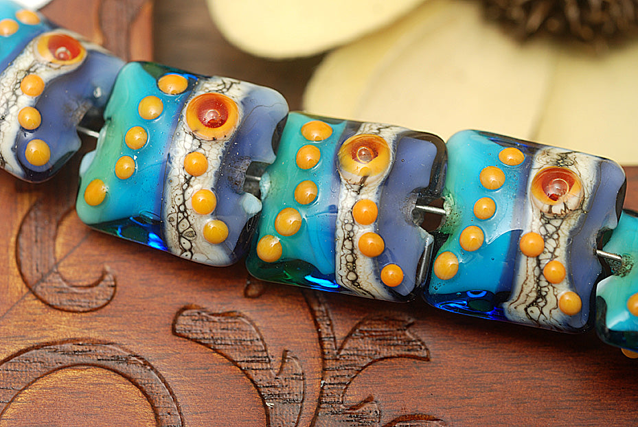11007204 - Seven Gouldain Finch Pillow Beads