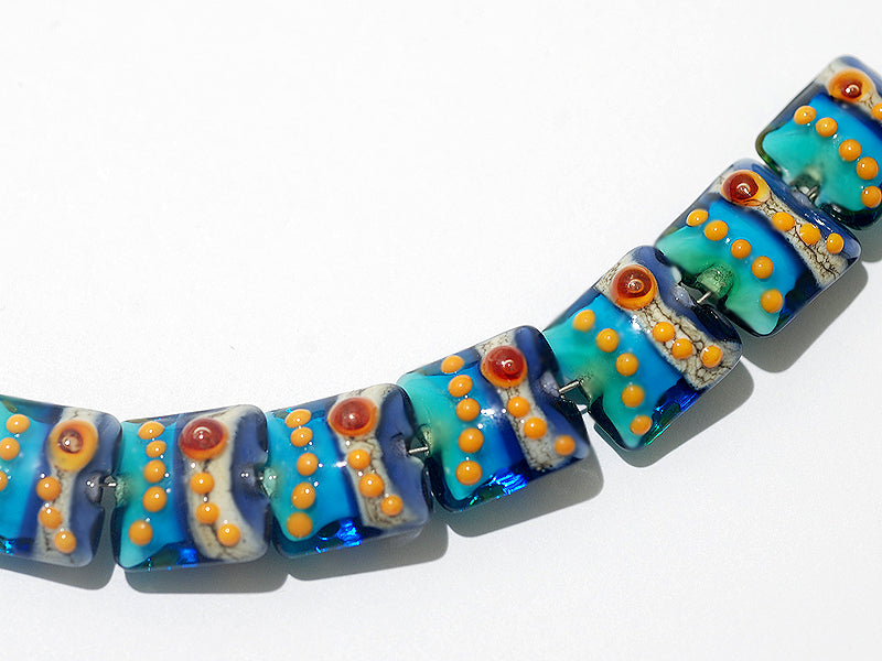11007204 - Seven Gouldain Finch Pillow Beads