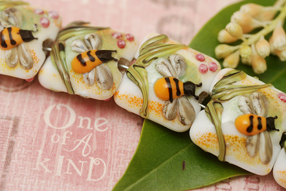 11007304 - Seven Bumble Bee Garden Pillow Beads