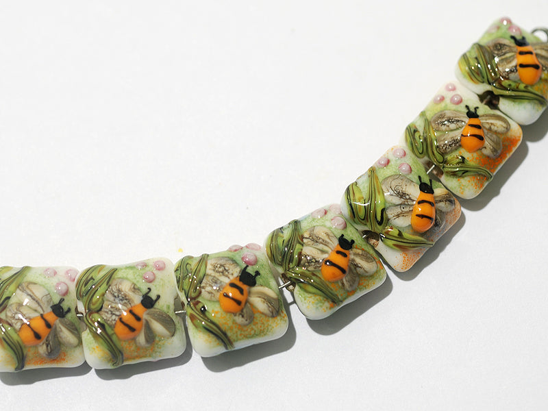 11007304 - Seven Bumble Bee Garden Pillow Beads