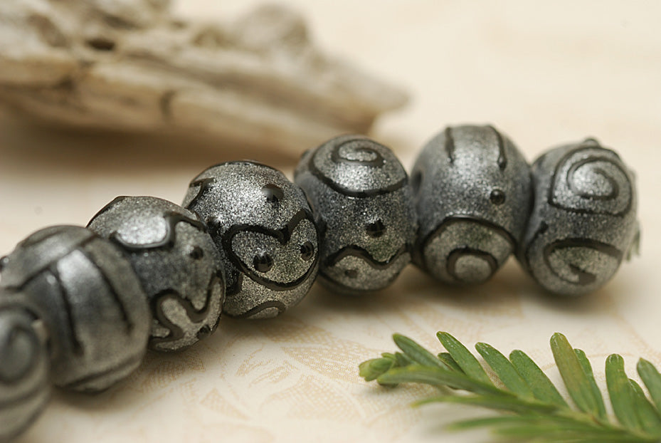 11205001 - Seven Gray Pearl Surface w/Black Rondelle Beads