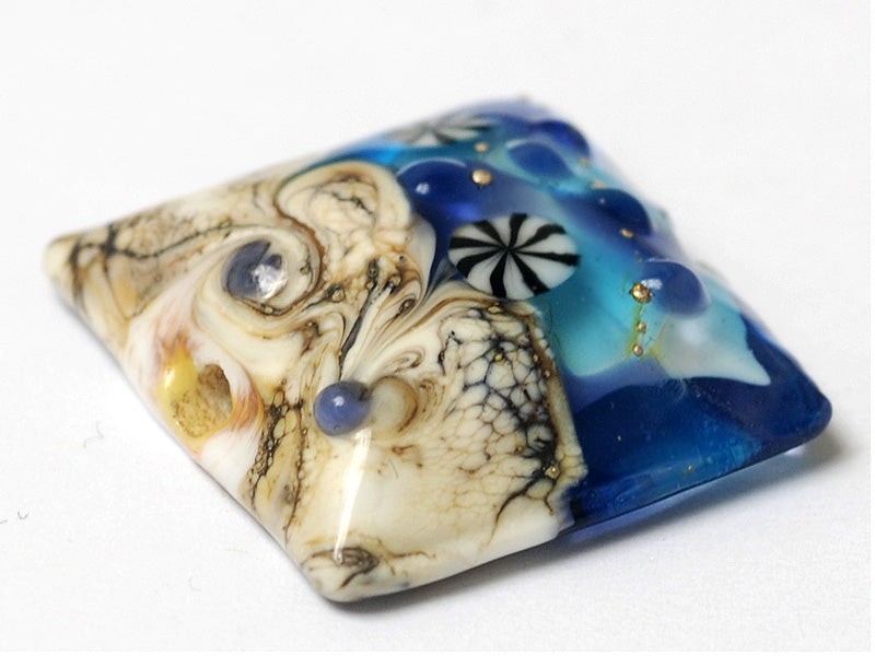 11815904 - Transparent Blue Seashell Pillow Focal Bead