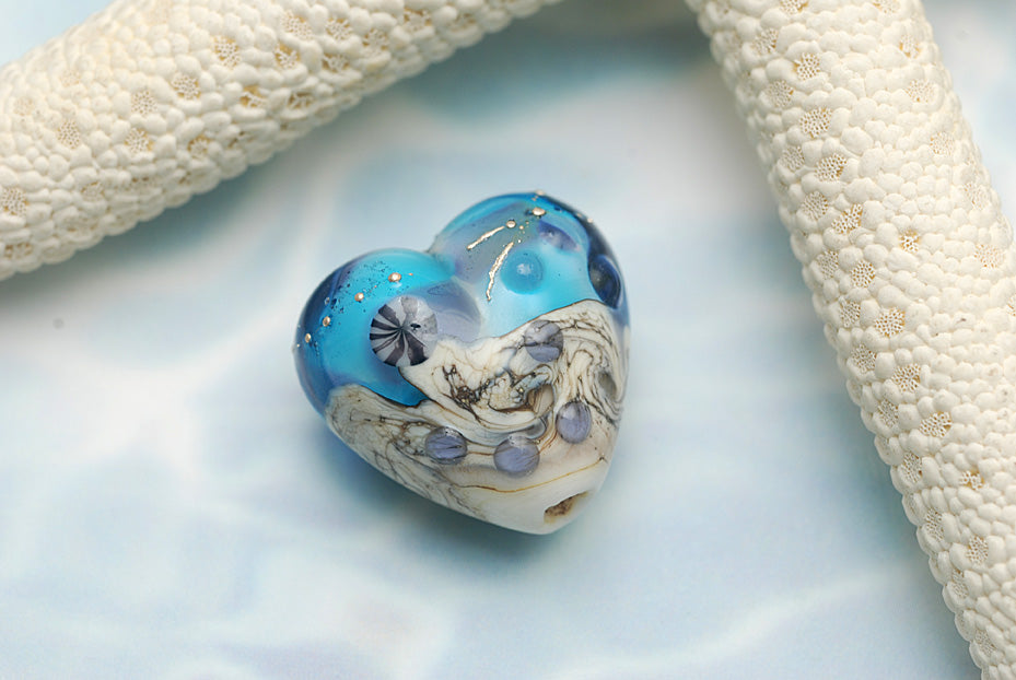 11815905 - Seashell Beach Heart Bead
