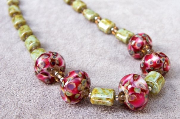 11106301 - Necklace w/Red, Ivory & Beige Rondelle Beads