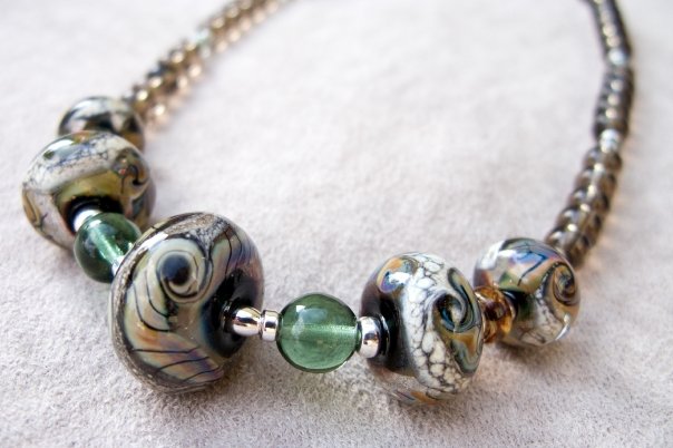 10203611 - Necklace w/Grad Green/Beige Free Style Rondelle Beads