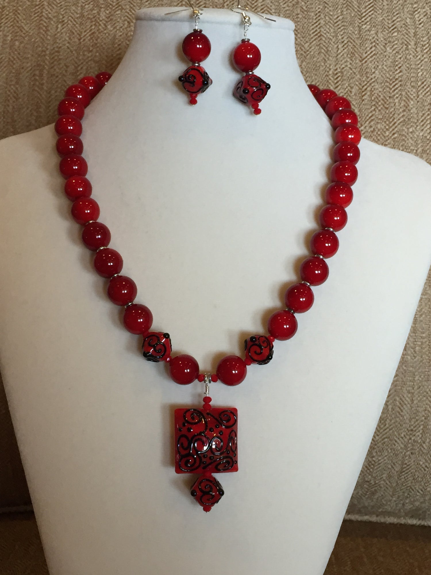 LC- Necklace/Earrings with 10700307 and 11810004 Red w/Black String Beads