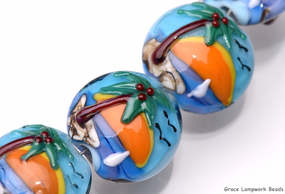 3639) Murano Glass Beads, Gold Leaf Lampwork, late 19th/early 20th